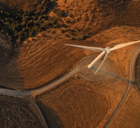 Éolienne vue du ciel au milieu de champs cultivés